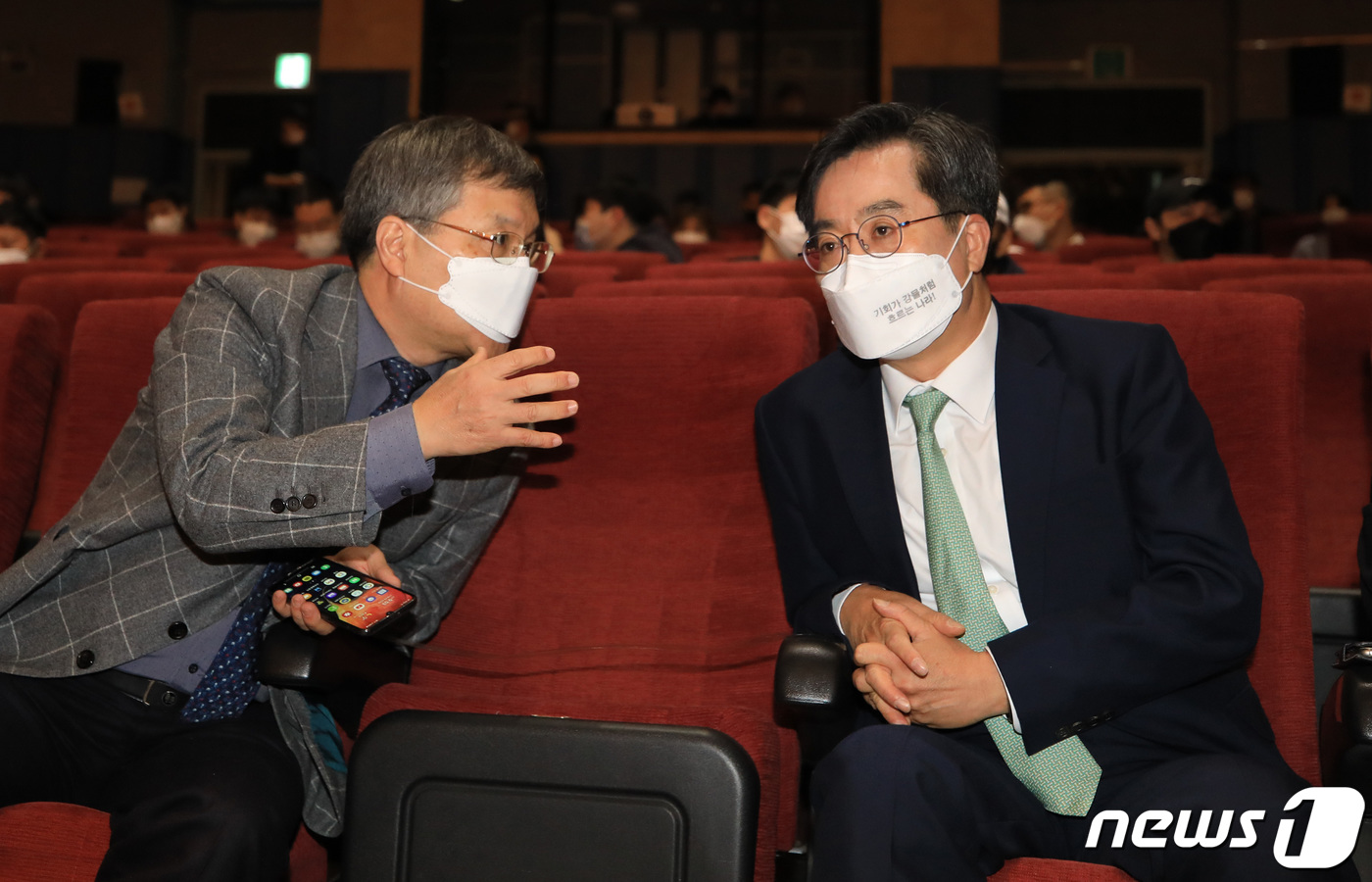 (서울=뉴스1) 구윤성 기자 = 대선 출마를 위한 신당 창당을 준비하는 김동연 전 경제부총리 겸 기획재정부 장관이 2일 오전 모교인 서울 성북구 서경대학교에서 특별강연을 앞두고 채 …