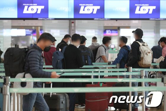 코로나19 방역체계가 '위드 코로나'로 전환되면서 연내 여행 수요가 증가할 것으로 예상된다. 지난 1일 위메프에 따르면 10월1일~25일 해외 항공권 판매 데이터를 분석한 결과 거래액이 전월 대비 790%까지 증가한 것으로 나타났다. 이들 중 연내(10월~12월) 즉시 출발하는 항공권을 결제한 고객은 90%에 육박했다. 3개월 이후인 내년 초(1월~3월)에 출발하는 해외 항공권 예약 건은 10% 안팎이다. 이는 '트래블 버블'(Travel Bubble·여행안전권역) 협약을 맺은 국가가 많아지고 워드 코로나로 전환된 만큼 하루라도 빨리 여행을 떠나고 싶은 마음이 반영된 것으로 풀이된다. 사진은 2일 오전 인천국제공항 1터미널 출국장 모습. 2021.11.2/뉴스1 © News1 성동훈 기자