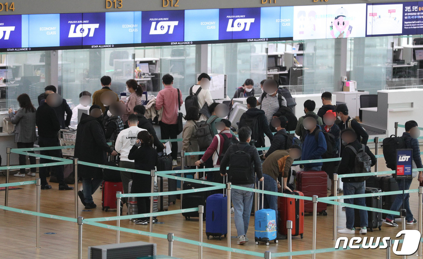 (인천공항=뉴스1) 성동훈 기자 = 코로나19 방역체계가 '위드 코로나'로 전환되면서 연내 여행 수요가 증가할 것으로 예상된다. 지난 1일 위메프에 따르면 10월1일~25일 해외 …