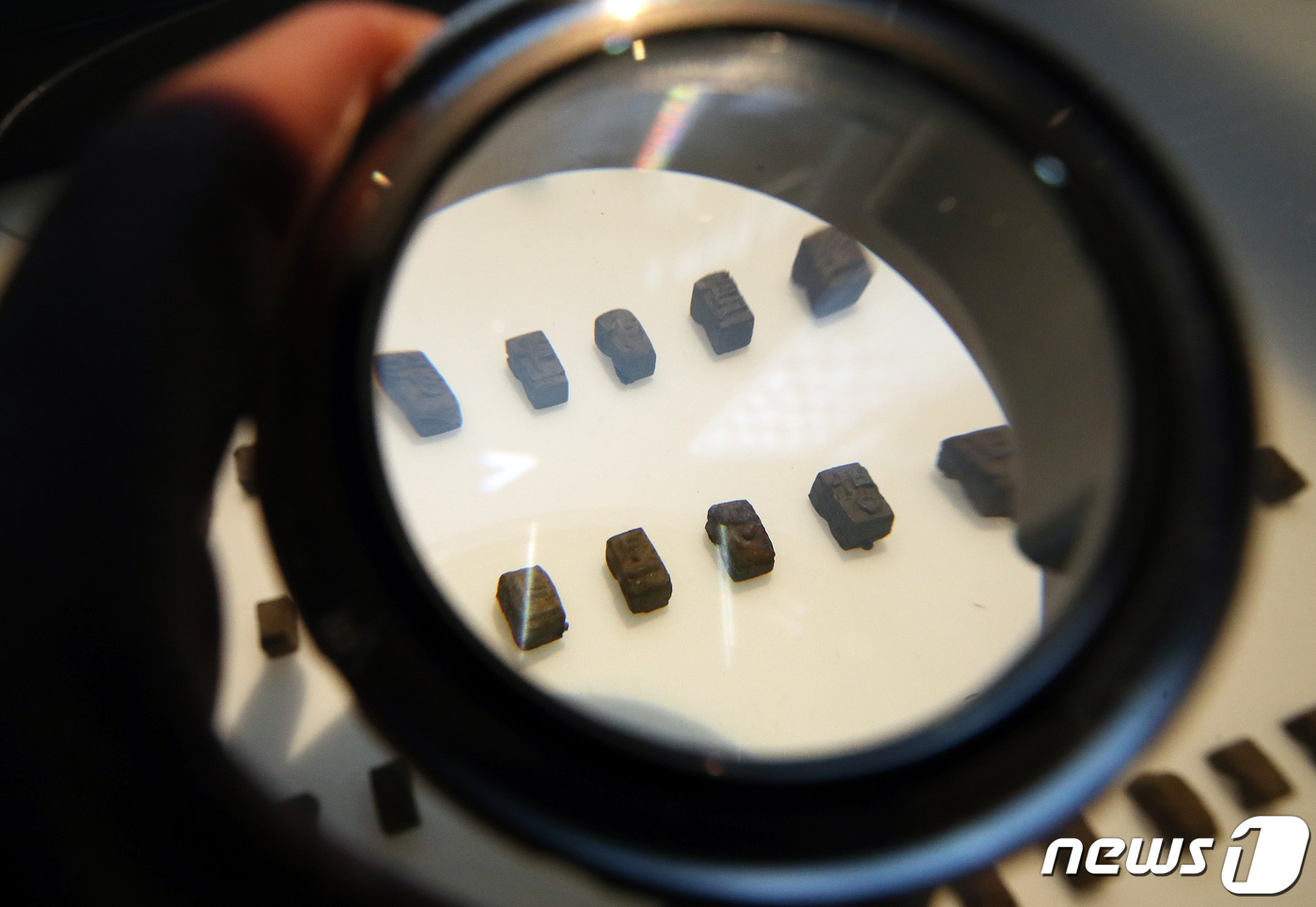 (서울=뉴스1) 김진환 기자 = 2일 오전 서울 종로구 국립고궁박물관에서 열린 '인사동 출토유물 공개전'에 조선시대 전기 금속활자가 전시돼있다.지난 6월 서울 인사동에서 무더기로 …