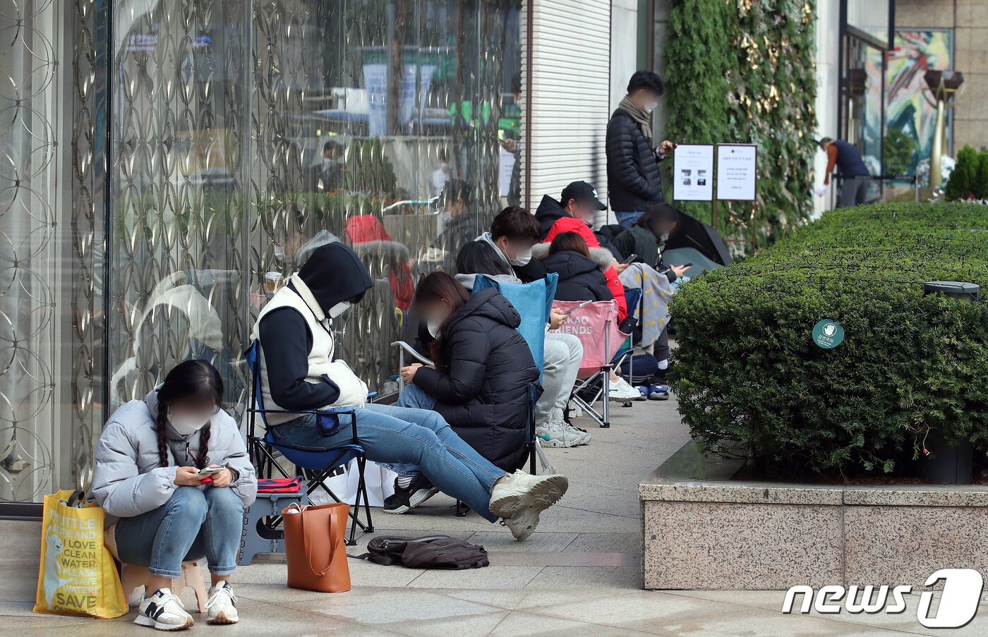 본문 이미지 - 지난달 2일 오전 서울 중구 롯데백화점 본점에서 시민들이 입장을 위해 줄 서 있는 모습. 2021.11.2/뉴스1 ⓒ News1 김진환 기자