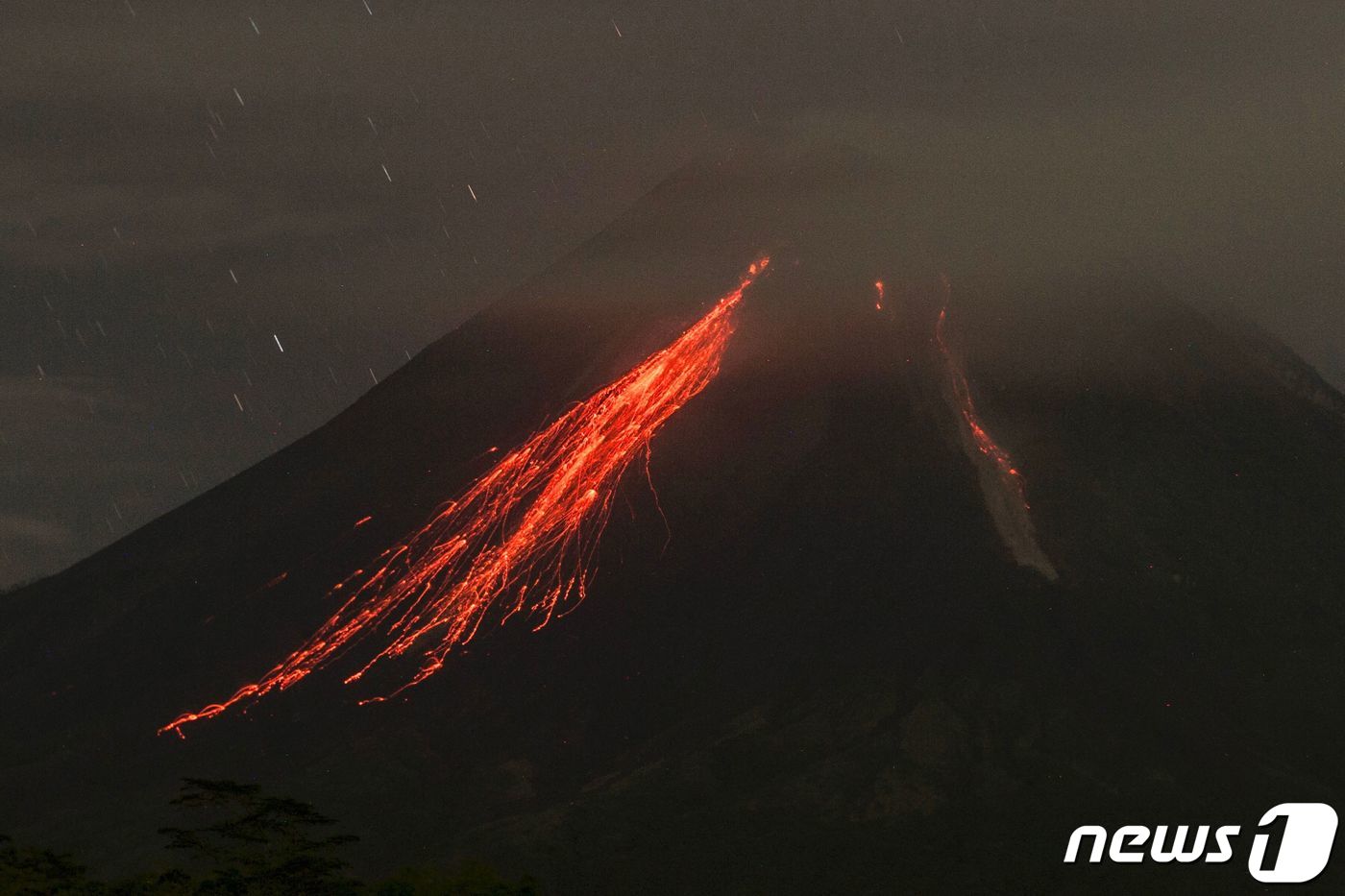(욕야카르타 AFP=뉴스1) 우동명 기자 = 2일(현지시간) 인도네시아 슬레만에서 바라본 욕야카르타의 므라피 화산 정상에서 용암이 흘러내리고 있다.ⓒ AFP=뉴스1