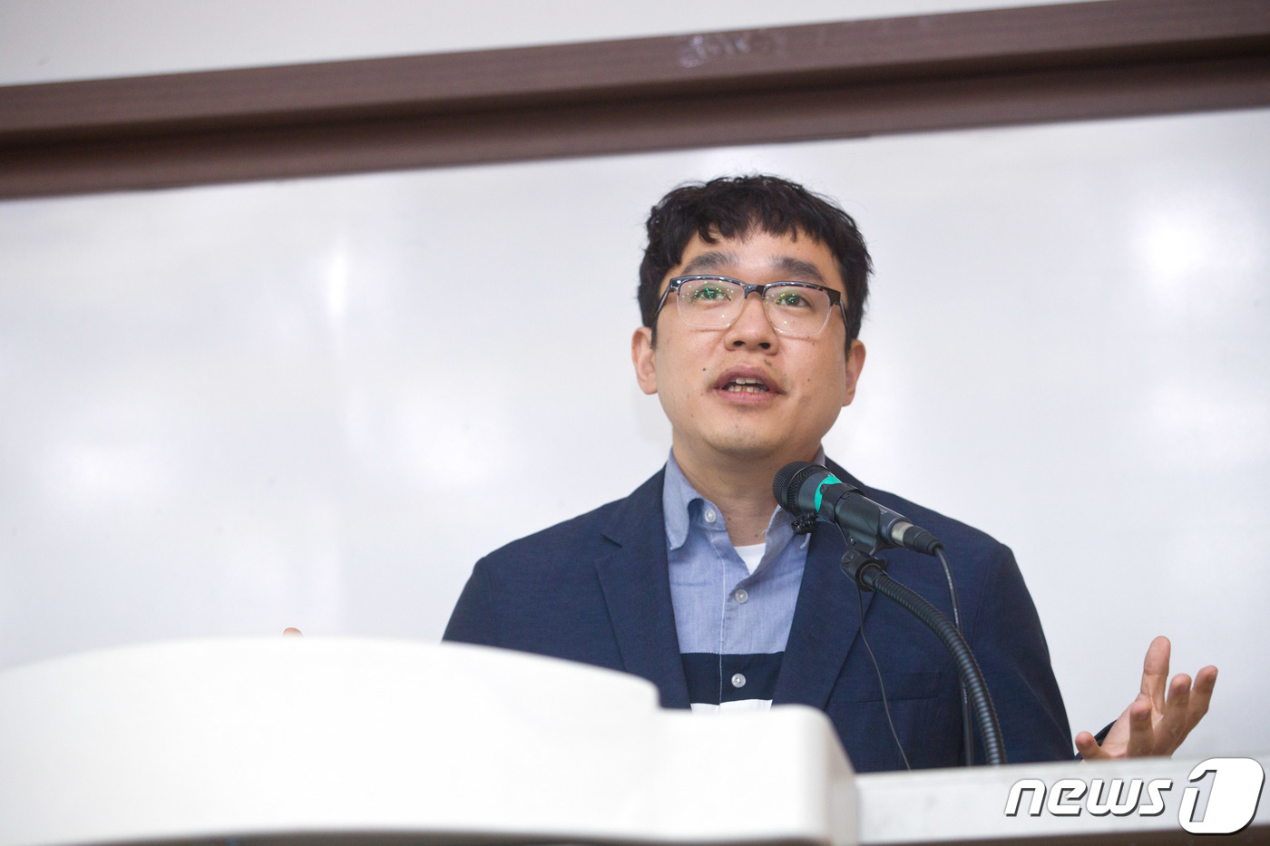 (서울=뉴스1) = 신진우 카이스트 교수가 2일 오전 서울 성북구 고려대학교 미래융합기술관에서 열린 '인공지능(AI) 혁신 허브 세부과제 세미나'에서 '다종 데이터를 동시에 이해하 …