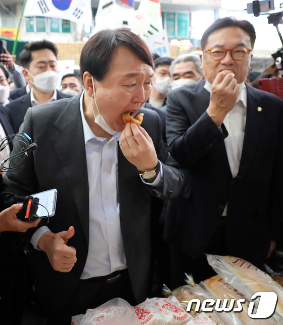 천안 중앙시장에서 빵 시식하는 윤석열