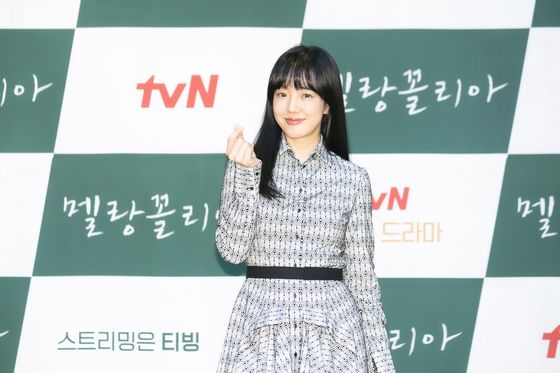 배우 임수정이 지난해 11월 진행된 tvN '멜랑꼴리아 제작발표회에서 하트를 그리고 있다. (tvN 제공)© 뉴스1