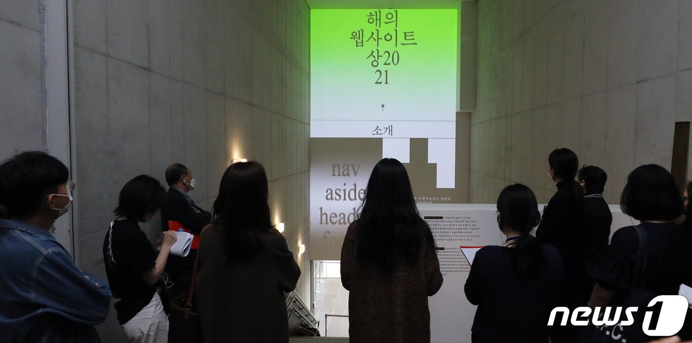 본문 이미지 - 2일 오후 서울 종로구 삼청동 국립현대미술관 서울에서 열린 ‘프로젝트 해시태그 2021’ 에 관람객들이 전시물을 관람하고 있다. 프로젝트 해시태그는 장르와 주제 제한 없이 크레에이터들의 실험적인 아이디어를 자유롭게 펼칠 수 있도록 독려하는 개방형 창작 플랫폼으로 오는 3일부터 내년 2월 6일까지 열린다. 2021.11.2/뉴스1 ⓒ News1 김진환 기자