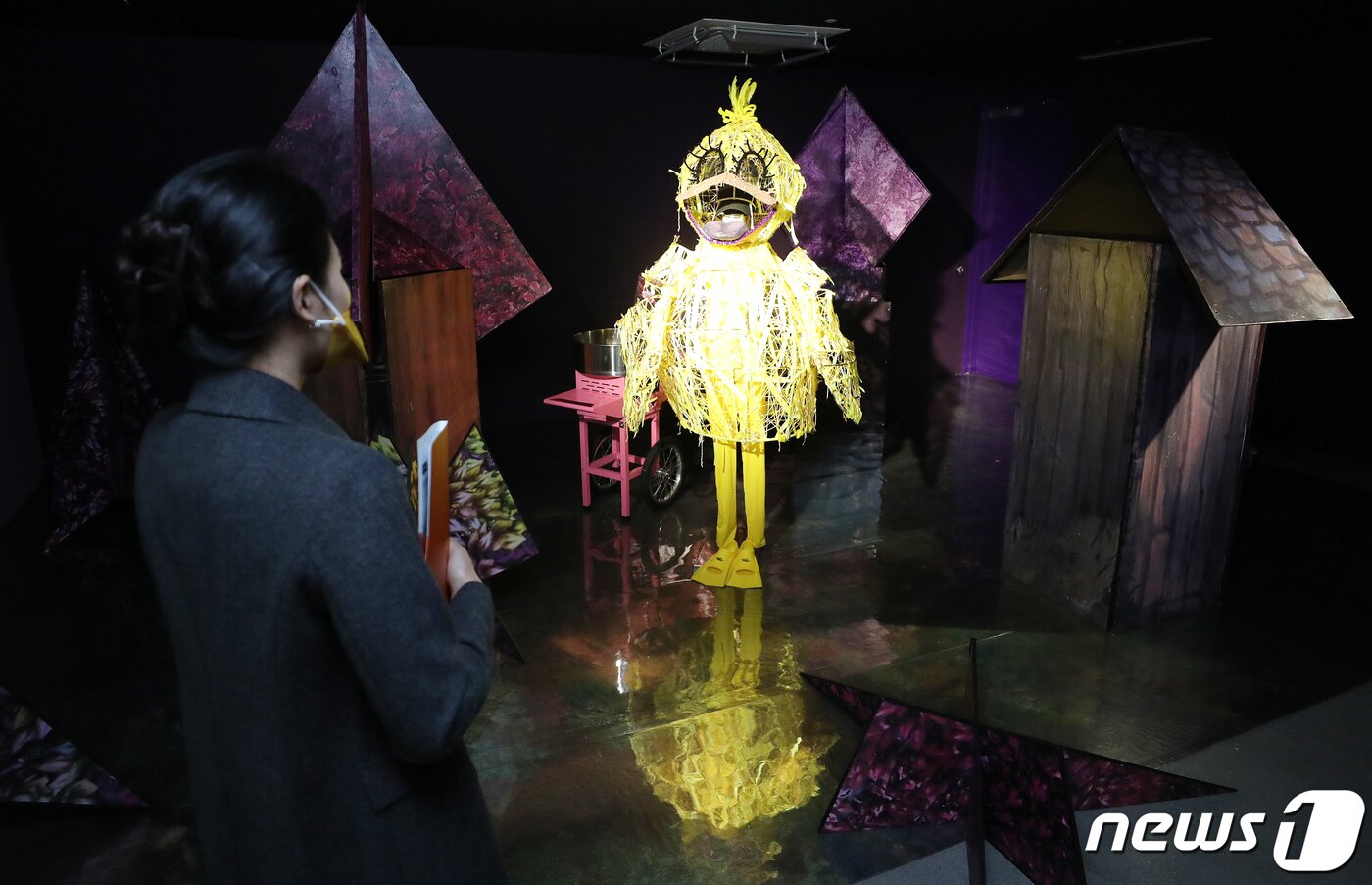 본문 이미지 - 2일 오후 서울 종로구 삼청동 국립현대미술관 서울에서 열린 ‘프로젝트 해시태그 2021’ 에 관람객들이 전시물을 관람하고 있다. 프로젝트 해시태그는 장르와 주제 제한 없이 크레에이터들의 실험적인 아이디어를 자유롭게 펼칠 수 있도록 독려하는 개방형 창작 플랫폼으로 오는 3일부터 내년 2월 6일까지 열린다. 2021.11.2/뉴스1 ⓒ News1 김진환 기자