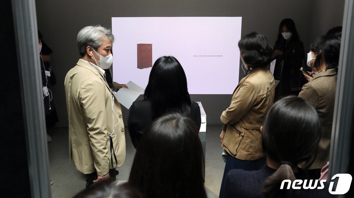 본문 이미지 - 2일 오후 서울 종로구 삼청동 국립현대미술관 서울에서 열린 ‘프로젝트 해시태그 2021’ 에 관람객들이 전시물을 관람하고 있다. 프로젝트 해시태그는 장르와 주제 제한 없이 크레에이터들의 실험적인 아이디어를 자유롭게 펼칠 수 있도록 독려하는 개방형 창작 플랫폼으로 오는 3일부터 내년 2월 6일까지 열린다. 2021.11.2/뉴스1 ⓒ News1 김진환 기자