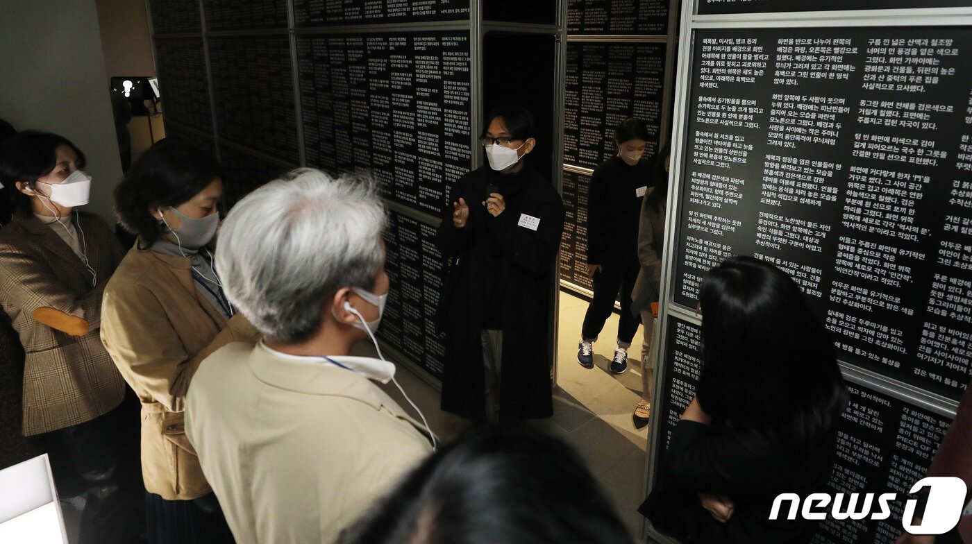 본문 이미지 - 2일 오후 서울 종로구 삼청동 국립현대미술관 서울에서 열린 ‘프로젝트 해시태그 2021’ 에 관람객들이 전시물을 관람하고 있다. 프로젝트 해시태그는 장르와 주제 제한 없이 크레에이터들의 실험적인 아이디어를 자유롭게 펼칠 수 있도록 독려하는 개방형 창작 플랫폼으로 오는 3일부터 내년 2월 6일까지 열린다. 2021.11.2/뉴스1 ⓒ News1 김진환 기자