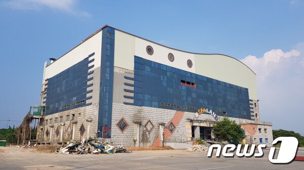 본문 이미지 - 20여년 간 사업자의 부도로 방치돼 왔던 김제온천단지 내 스파랜드 건물.ⓒ 뉴스1