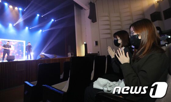 정부의 '위드 코로나'(단계적 일상회복)로의 방역체계 전환이 본격적으로 시작됨에 따라 2일 서울 관악구 서울대학교에서 열린 가을축제 '관악의밤'에서 학생들이 공연을 즐기고 있다. 2021.11.2/뉴스1 © News1 임세영 기자