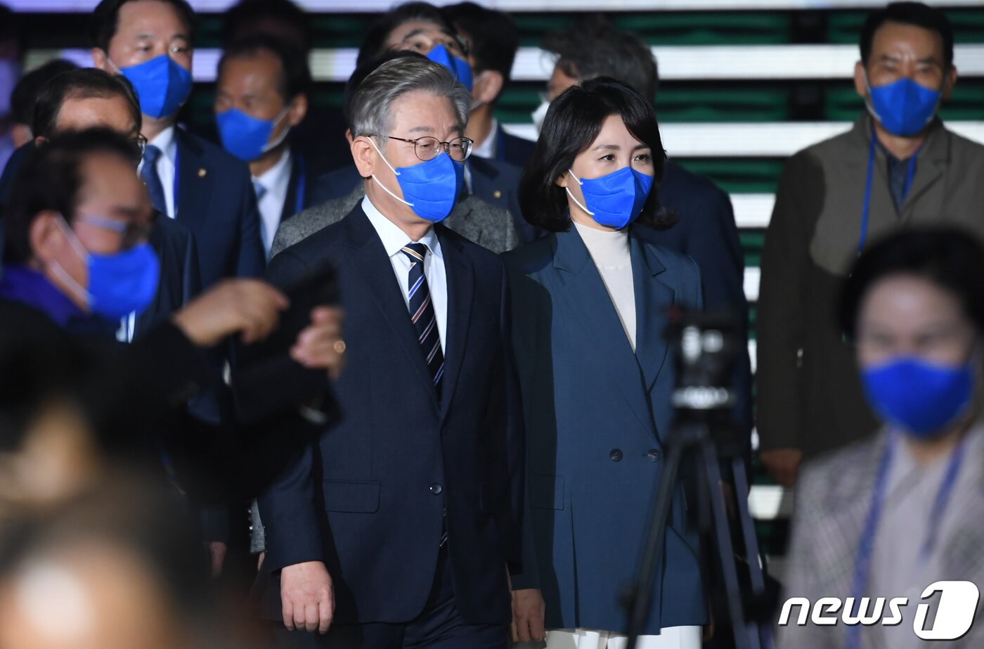 본문 이미지 - 이재명 더불어민주당 대선 후보가 2일 오후 서울 송파구 방이동 서울올림픽공원 KSPO돔에서 열린 더불어민주당 대한민국대전환 제20대 대통령선거 선거대책위원회 출범식에 부인 김혜경씨와 함께 입장하고 있다. 2021.11.2/뉴스1 ⓒ News1 국회사진취재단