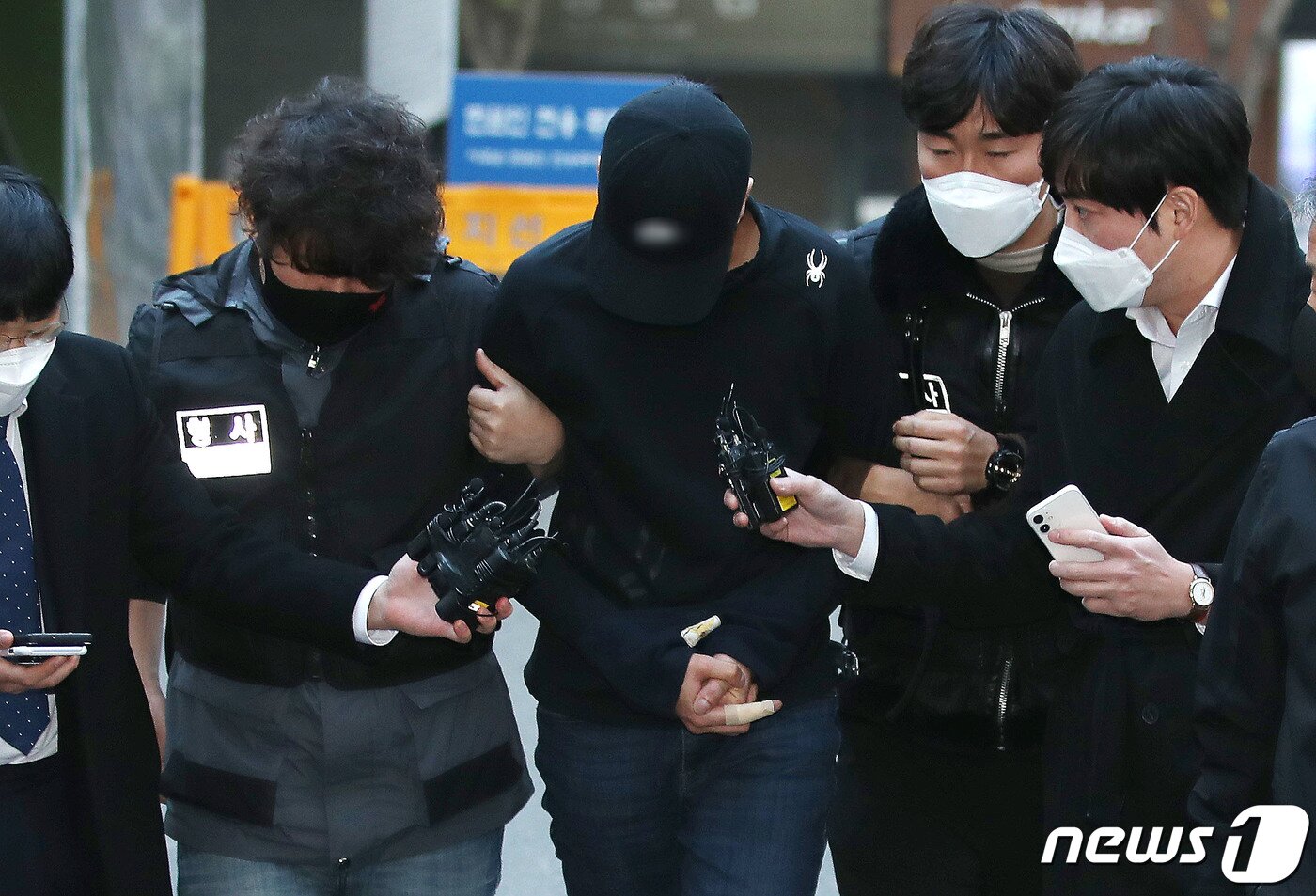 본문 이미지 - 헤어진 여자친구를 찾아가 살해한 혐의를 받고 있는 &#39;데이트폭력 살인사건 용의자&#39; A씨가 도주 하루만인 2021년 11월 20일 서울 중구 수표로 서울중부경찰서로 압송되고 있다. A씨는 전날 오전 11시30분쯤 중구의 한 오피스텔에서 전 여자친구인 30대 여성 B씨를 흉기로 찔러 살해한 혐의를 받는다. 경찰에 따르면 이날 낮 12시40분 대구 소재의 한 숙박업소에서 용의자 A씨&#40;35&#41;를 검거했다. 한편 B씨는 경찰이 관리하는 &#39;데이트 폭력 신변 보호&#39; 대상자였다. 2021.11.20/뉴스1 ⓒ News1 임세영 기자