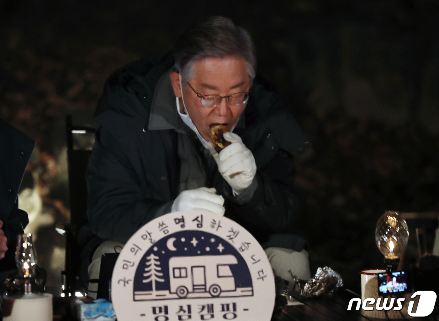 (진천=뉴스1) 구윤성 기자 = 이재명 더불어민주당 대선 후보가 '매타버스(매주 타는 민생버스)' 충청권 지역순회 이틀째인 20일 오후 충북 진천군 덤바위캠핑장에서 올해 수능을 치 …