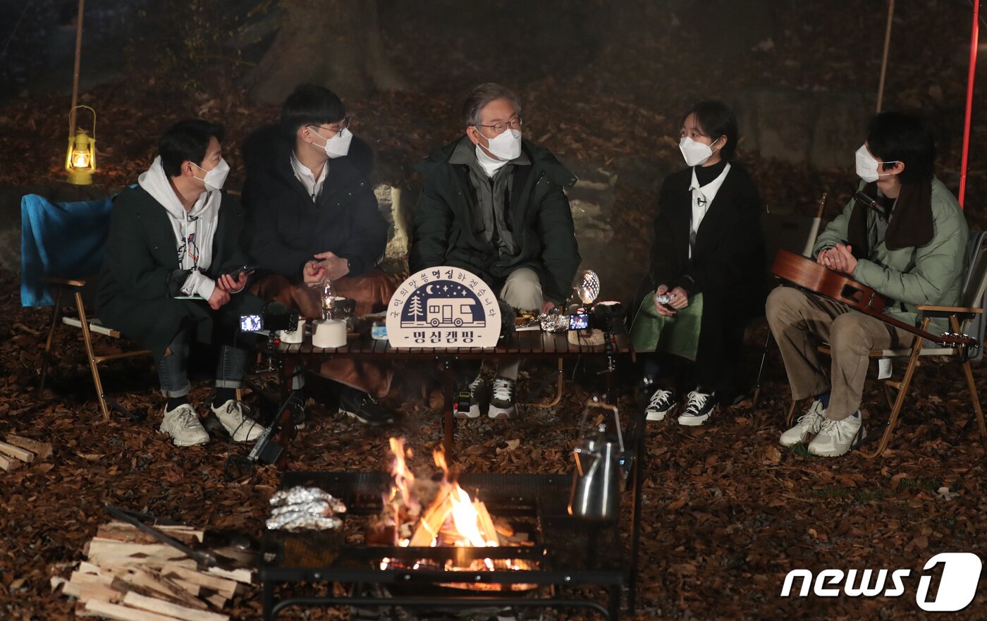 본문 이미지 - 이재명 더불어민주당 대선 후보가 '매타버스(매주 타는 민생버스)' 충청권 지역순회 이틀째인 20일 오후 충북 진천군 덤바위캠핑장에서 '명심캠핑'을 열고, 올해 수능을 치른 고3 수험생과 군입대를 앞둔 청년과 대화하고 있다. 2021.11.20/뉴스1 ⓒ News1 구윤성 기자