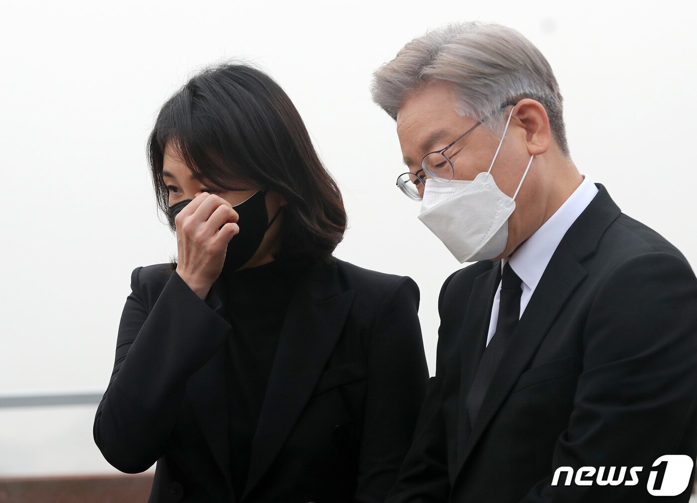 본문 이미지 - 이재명 더불어민주당 대선 후보와 부인 김혜경 씨가 지난 21일 오전 국립대전현충원 연평도 포격과 제2연평해전 전사자 묘역을 찾아 참배를 마치고 둘러보고 있다. 2021.11.21/뉴스1 ⓒ News1 구윤성 기자