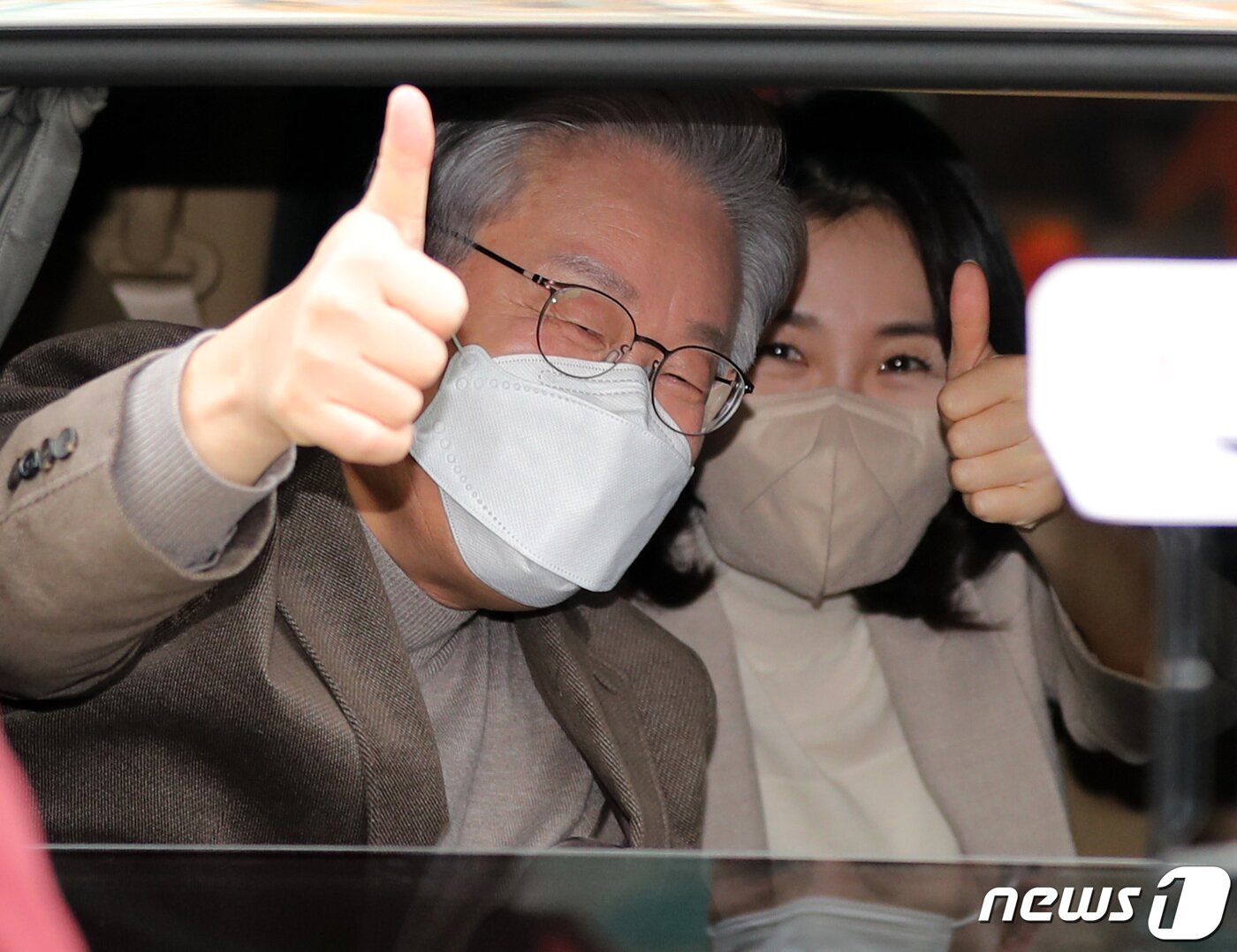 본문 이미지 - 이재명 더불어민주당 대선 후보와 부인 김혜경 씨가 지난 21일 오전 충북 보은군 보은마루에서 열리는 '판동초등학교 학생들과 함께하는 국민반상회'에 참석하기 위해 이동하며 지지자들에게 엄지를 치켜들고 있다. 2021.11.21/뉴스1 ⓒ News1 구윤성 기자