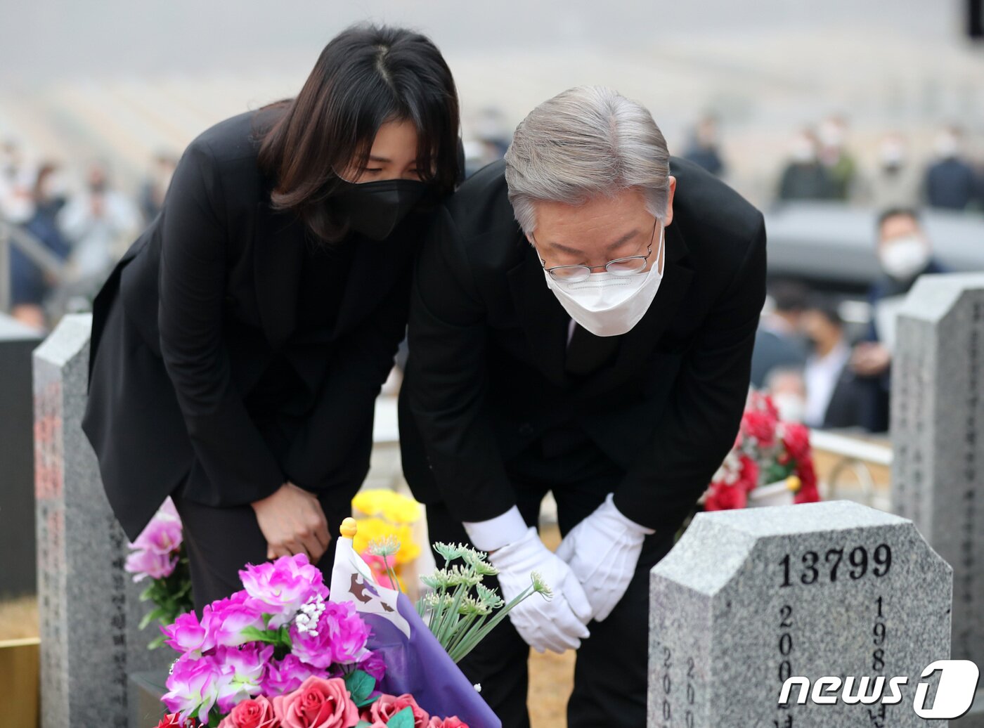 본문 이미지 - 이재명 더불어민주당 대선 후보와 부인 김혜경 씨가 지난 21일 오전 국립대전현충원 연평도 포격 전사자 묘역과 제2연평해전 전사자 묘역을 찾아 참배한 뒤 묘비를 살펴보고 있다. 2021.11.21/뉴스1 ⓒ News1 구윤성 기자