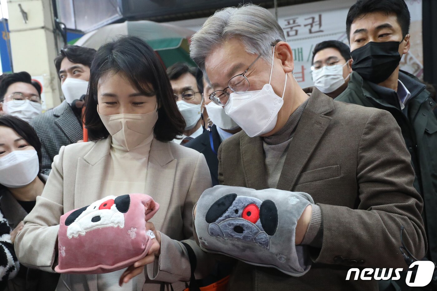 본문 이미지 - 이재명 더불어민주당 대선 후보와 부인 김혜경 씨가 지난 21일 오전 충북 청주시 육거리종합시장에서 워머를 착용하고 있다. 2021.11.21/뉴스1 ⓒ News1 김용빈 기자