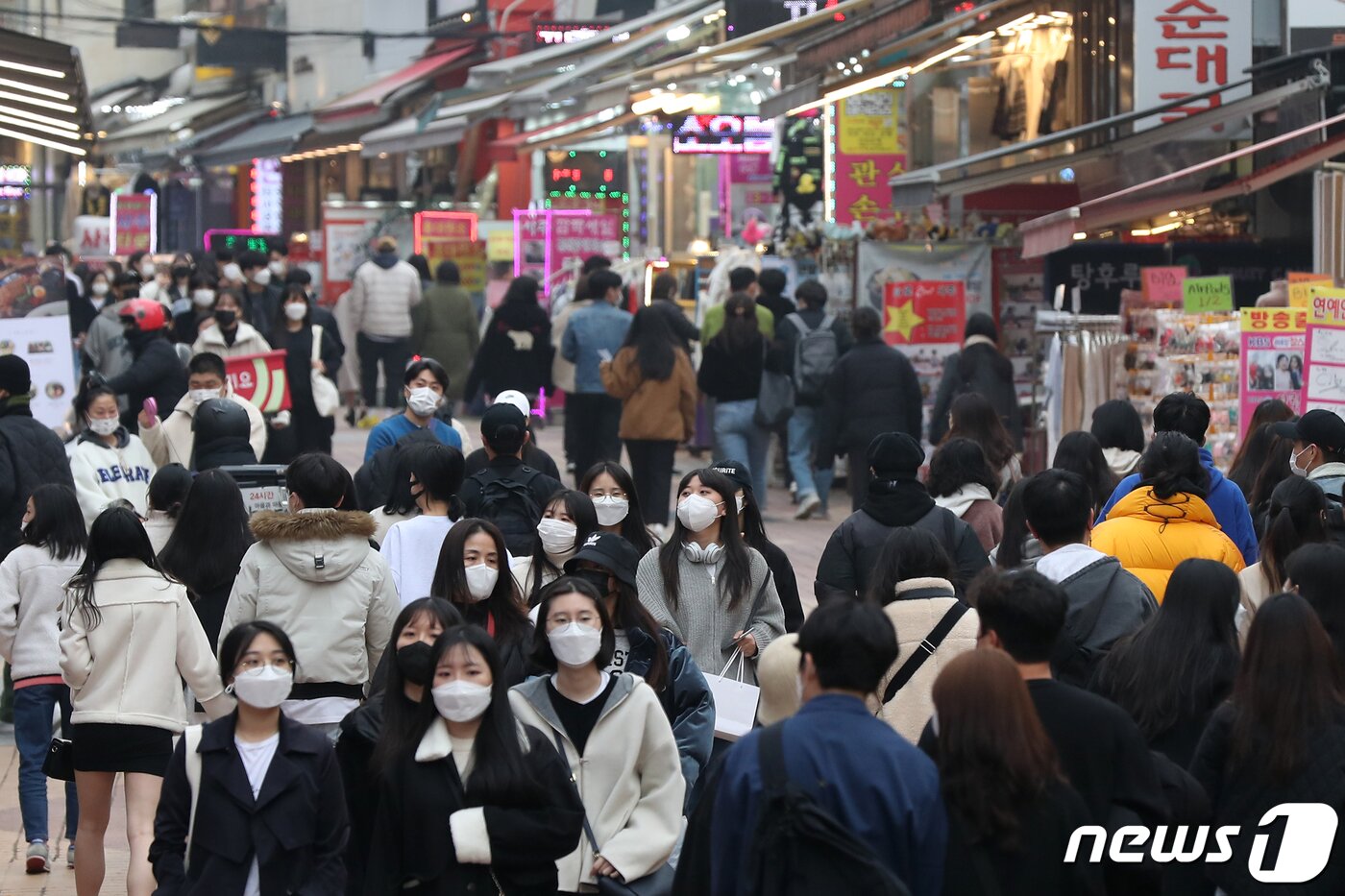 본문 이미지 - 2022학년도 대학수학능력시험 후 첫 주말이었던 2021년 11월21일 서울 마포구 홍익대학교 앞 번화가가 학생들을 비롯한 젊은층으로 붐비고 있다. /뉴스1 ⓒ News1 민경석 기자