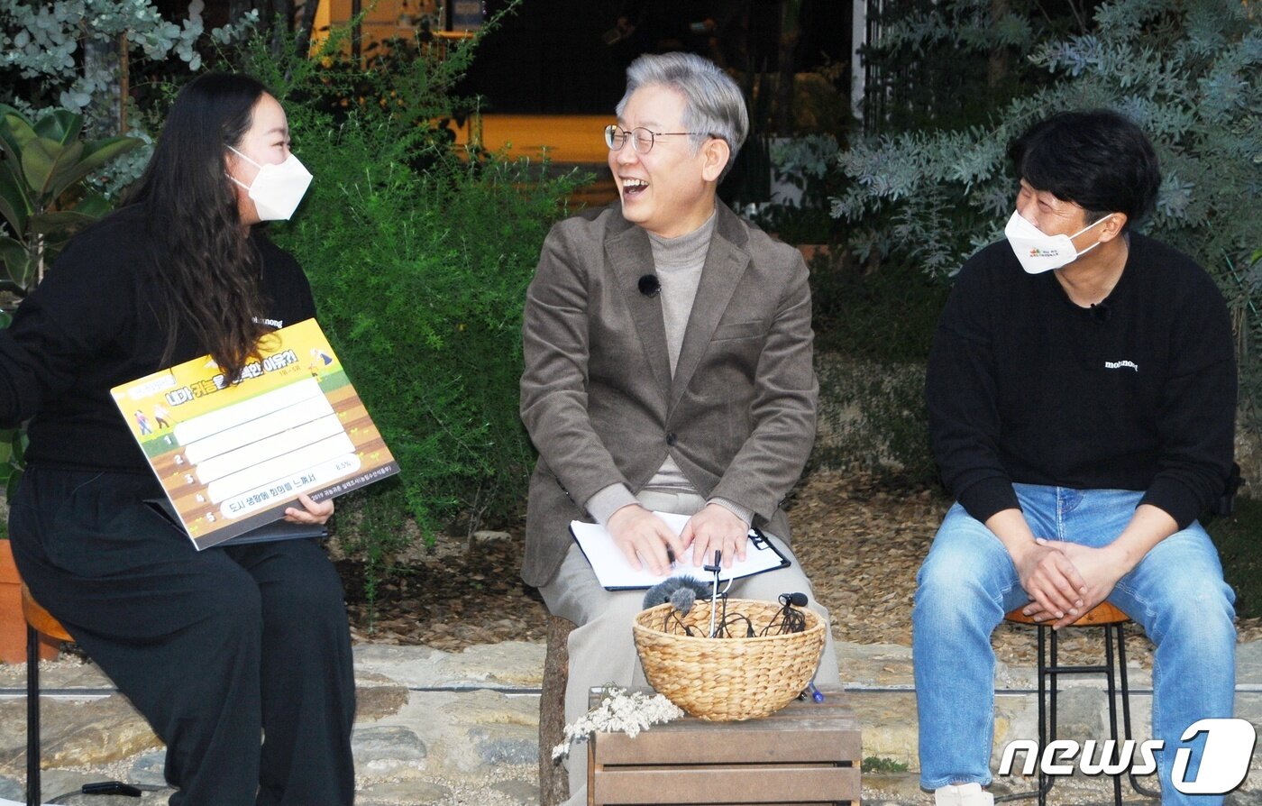 본문 이미지 - 이재명 더불어민주당 대선 후보가 21일 오후 충북 괴산군 감물면 '뭐하농'에서 청년농부들과 대화시간을 갖고 있다.2021.11.21/뉴스1 ⓒ News1 김정수 기자