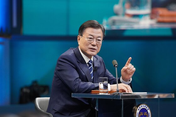 본문 이미지 - 문재인 대통령이 21일 저녁 서울 여의도 KBS에서 열린 2021 국민과의 대화 '일상으로'에서 국민패널의 질문에 답하고 있다. 2021.11.21/뉴스1 ⓒ News1 유승관 기자