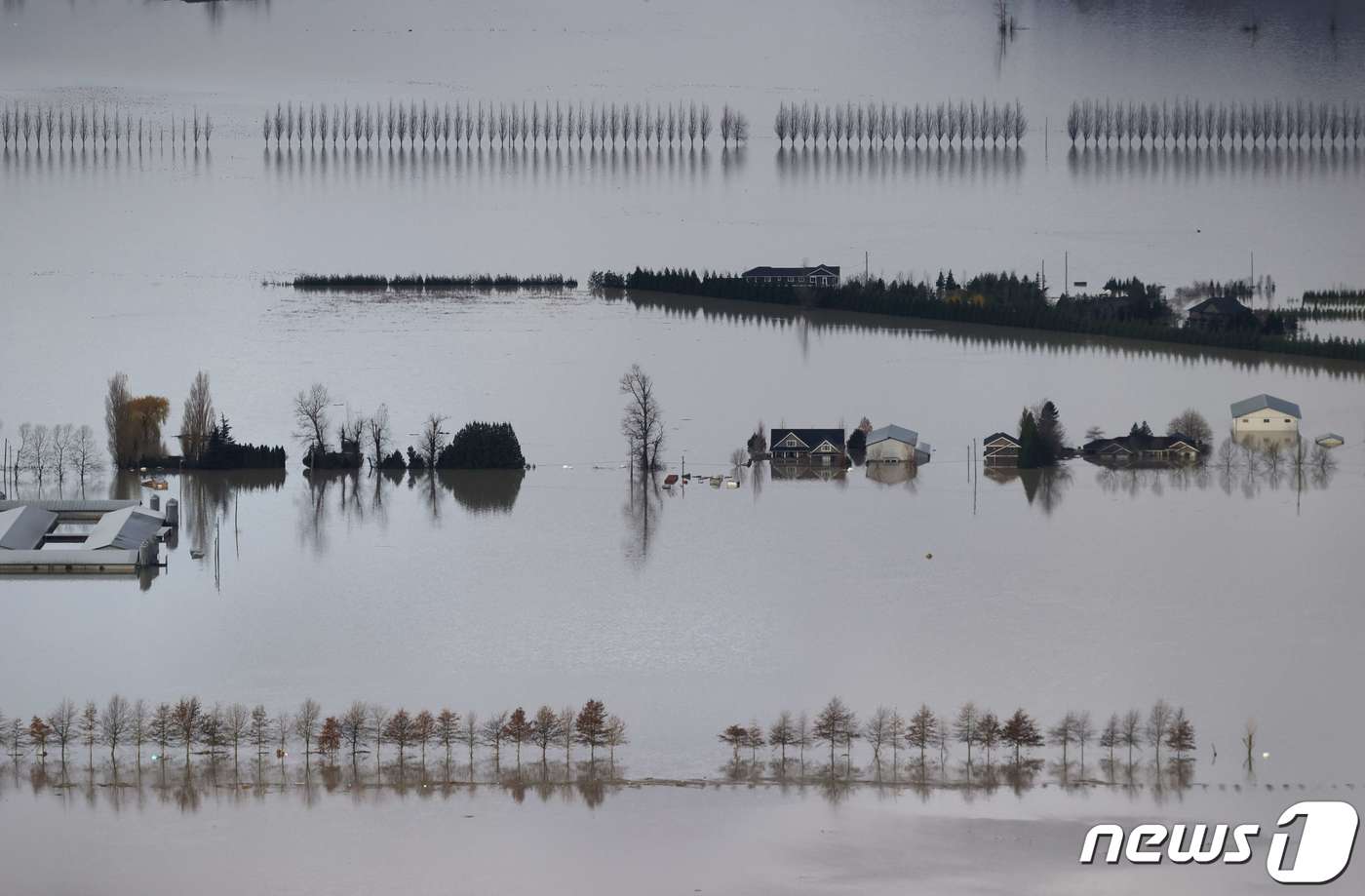 (애버츠퍼드 AFP=뉴스1) 우동명 기자 = 20일(현지시간) 폭우가 쏟아진 캐나다 브리티시 컬럼비아주 애버츠퍼드의 물에 잠긴 주택과 농장의 모습이 보이고 있다.ⓒ AFP=뉴스1