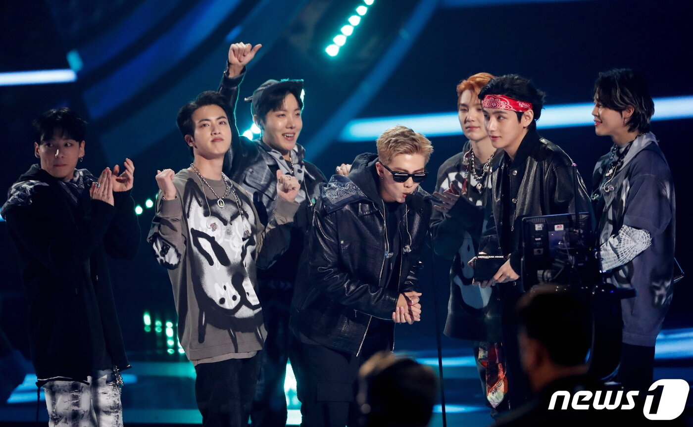 본문 이미지 - 방탄소년단(BTS)이 21일(현지시간) 캘리포니아주 로스앤젤레스의 마이크로소프트 시어터에서 열린 아메리칸 뮤직 어워즈(AMA)서 '페이보릿 팝 그룹' 상을 수상하고 있다. ⓒ 로이터=뉴스1 ⓒ News1 우동명 기자