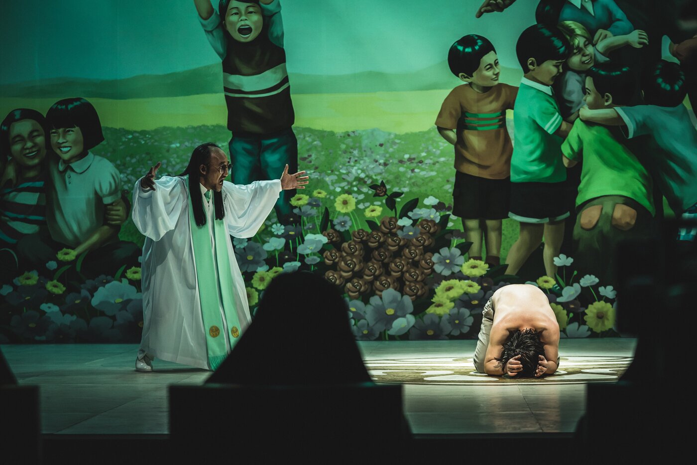 본문 이미지 - 배우 이동희(왼쪽) / 사진=넷플릭스 '지옥' 스틸컷 ⓒ 뉴스1