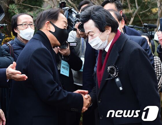 허경영 국가혁명당 대선 후보가 22일 서울 동작구 국립서울현충원 내 김영삼 전 대통령 묘역에서 열린 6주기 추모식에서 김 전 대통령의 차남인 김현철 김영삼민주센터 상임이사와 인사를 나누고 있다. 2021.11.22/뉴스1 © News1 국회사진취재단