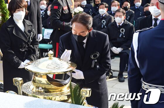 김현철 김영삼민주센터 상임이사가 22일 서울 동작구 국립서울현충원 내 김영삼 전 대통령 묘역에서 열린 김 전 대통령 서거 6주기 추모식에서 분향을 하고 있다. 2021.11.22/뉴스1 © News1 국회사진취재단