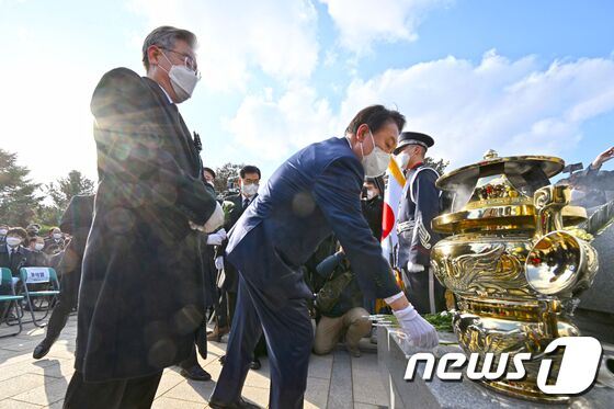 22일 오후 서울 동작구 국립서울현충원에서 열린 김영삼 대통령 서거 6주기 추모식에서 이재명 더불어민주당 대선 후보와 윤석열 국민의힘 대선 후보가 분향하고 있다. 2021.11.22/뉴스1 © News1 국회사진취재단