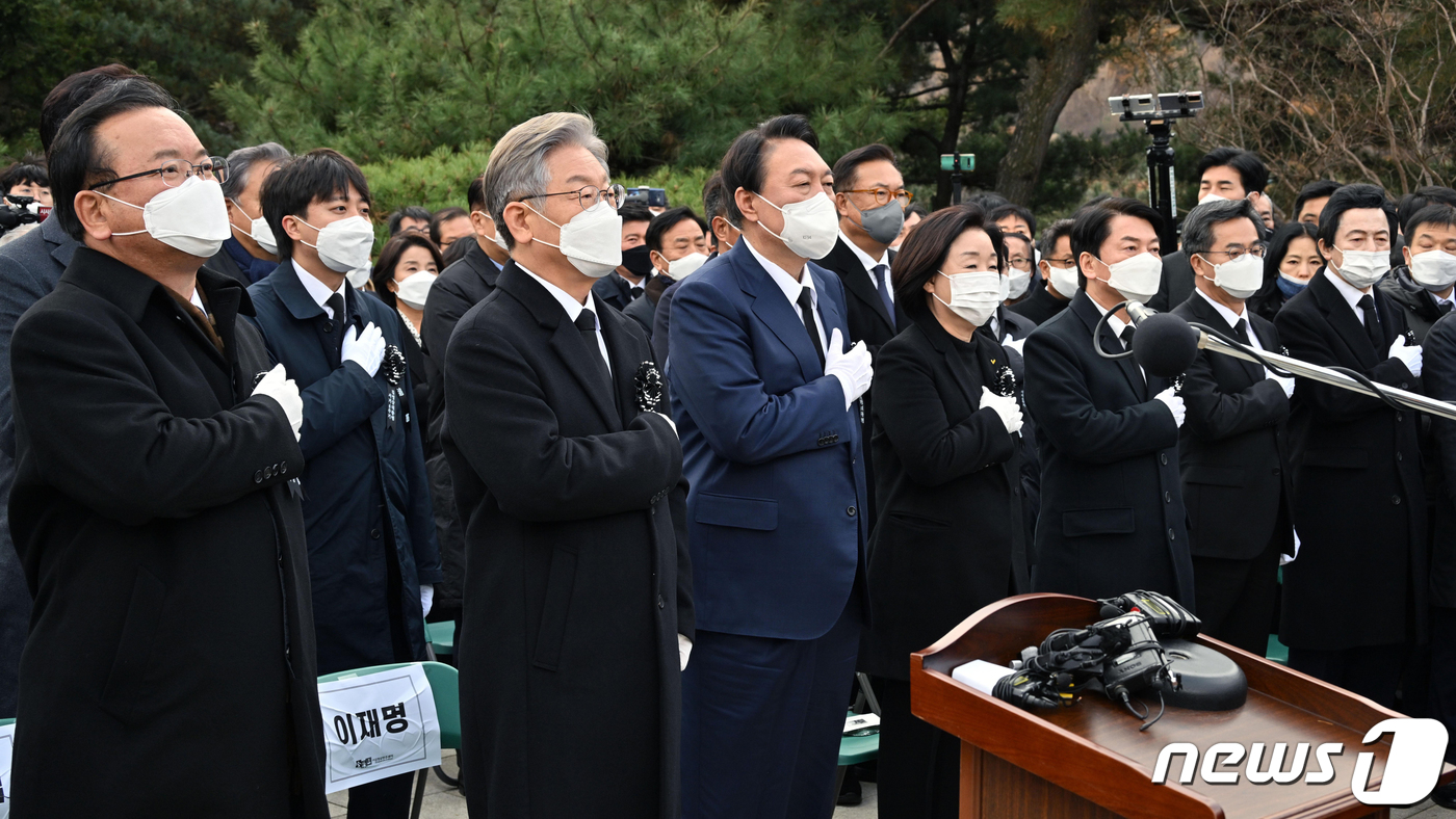 (서울=뉴스1) 국회사진취재단 = 22일 오후 국립서울현충원에서 열린 김영삼 대통령 서거 6주기 추모식에서 김부겸 총리와 여야 대선주자들이 나란히 국민의례를 하고 있다. 왼쪽부터 …