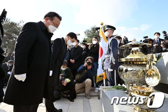 22일 오후 서울 동작구 국립서울현충원에서 열린 김영삼 대통령 서거 6주기 추모식에서 김부겸 총리가 분향 후 묵념하고 있다. 2021.11.22/뉴스1 © News1 국회사진취재단