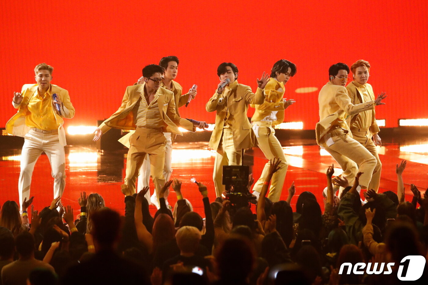 본문 이미지 - 방탄소년단(BTS)이 21일(현지시간) 캘리포니아주 로스앤젤레스의 마이크로소프트 시어터에서 열린 아메리칸 뮤직 어워즈（AMA)서 아시아 가수로는 최초로 대상인 '아티스트 오브 더 이어' 등 3관왕을 차지한 뒤 공연을 하고 있다. ⓒ 로이터=뉴스1 ⓒ News1 우동명 기자