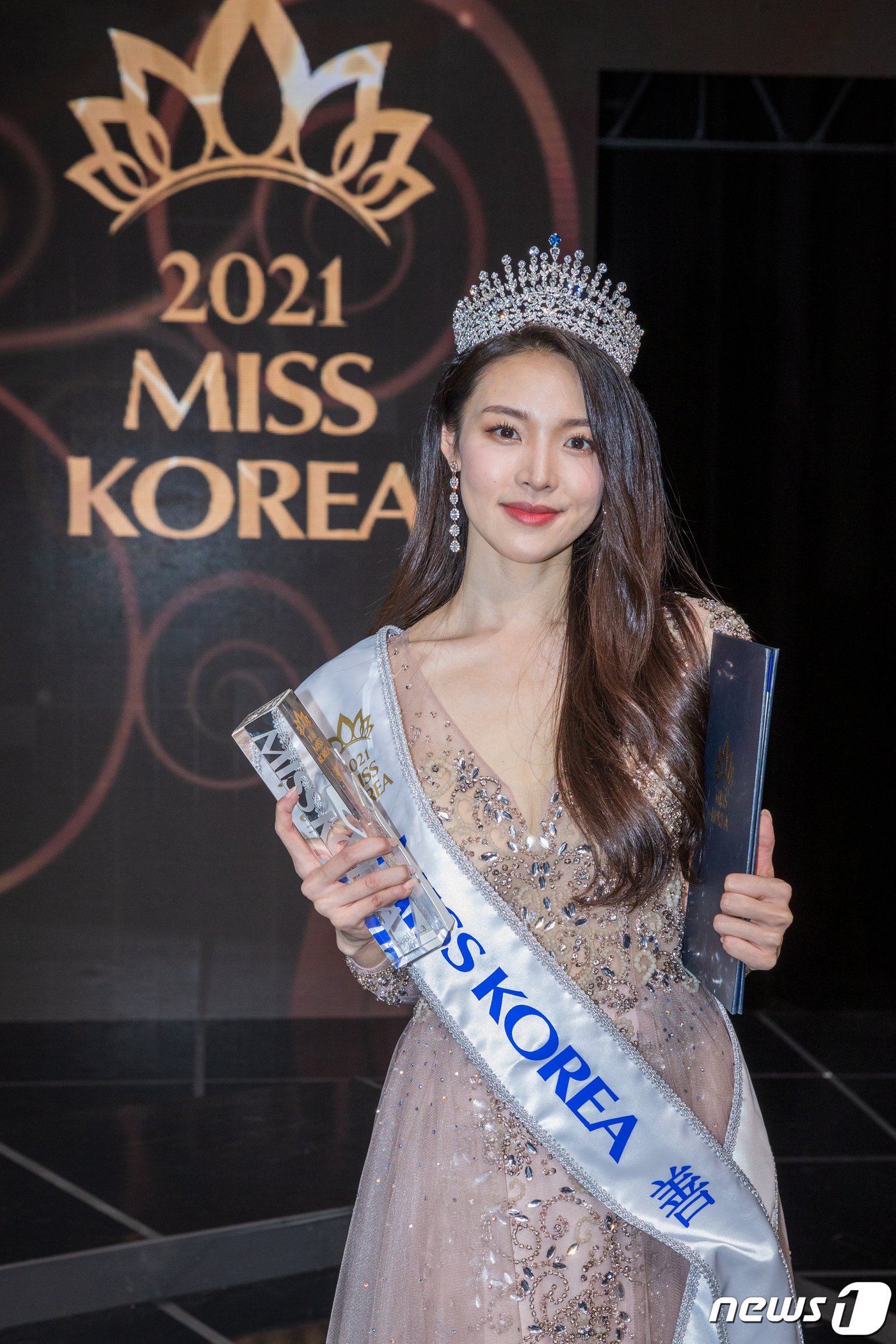 (서울=뉴스1) = 제65회 미스코리아 선발대회가 지난 16일 열렸다.미스코리아 선 수상자 최미나수가 포즈를 취하고 있다. (글로벌이앤비 제공) 2021.11.22/뉴스1