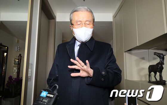 김종인 전 국민의힘 비상대책위원장이 23일 오전 서울 종로구 사무실로 들어서며 취재진의 질문에 답하고 있다. 국민의힘 총괄선대위원장직을 두고 고심하고 있는 김 전 위원장은 취재진의 질문에