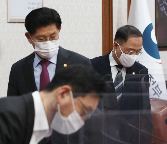 본문 이미지 - 홍남기 경제부총리 겸 기획재정부 장관과 노형욱 국토교통부 장관이 23일 서울 종로구 정부서울청사에서 세종-서울 영상으로 열린 국무회의에서 국기에 경례를 마치고 착석 하고 있다. 2021.11.23/뉴스1 ⓒ News1 송원영 기자