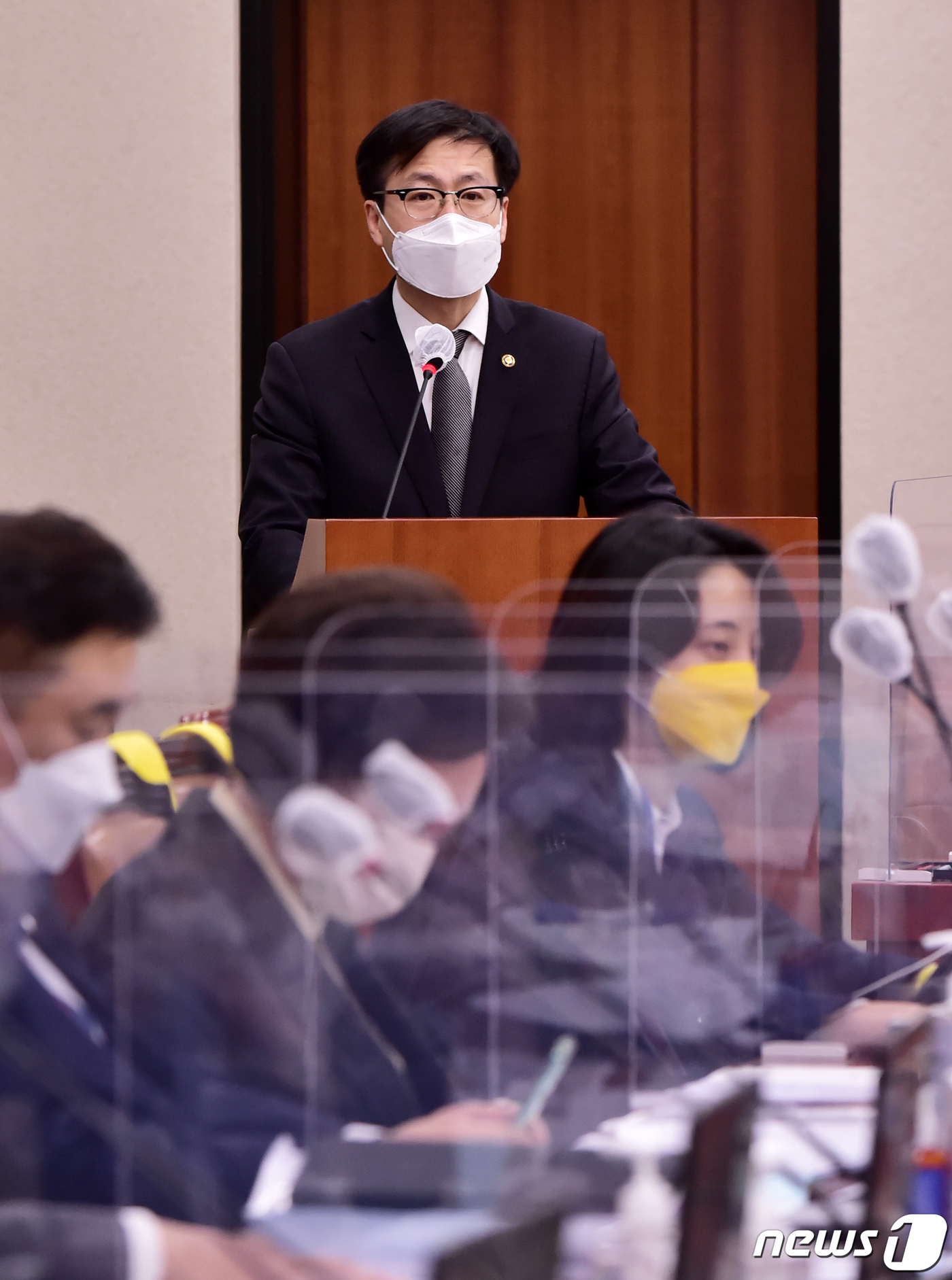 (서울=뉴스1) 오대일 기자 = 여한구 산업통상자원부 통삽교섭본부장이 23일 서울 여의도 국회에서 열린 국회 산업통상자원중소벤처기업위원회 전체회의에서 통상현안 관련 상세보고를 하고 …