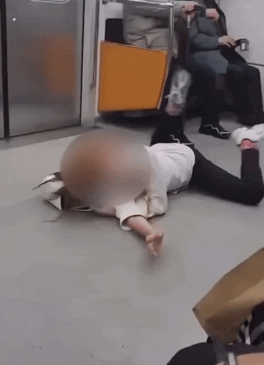 본문 이미지 - 지하철 3호선 열차 내에서 '섹X'라는 단어를 내뱉으며 난동을 피운 여성. (온라인 커뮤니티 갈무리) ⓒ 뉴스1