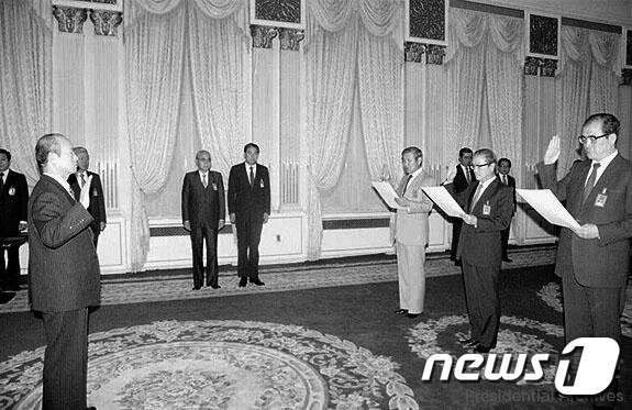 본문 이미지 - 전두환 전 대통령(왼쪽)이 지난 1982년 노태우 당시 내무부 장관(오른쪽에서 세번째) 등의 임명 선서식을 주재하고 있다. (대통령기록관 홈페이지 캡처) 2021.11.23/뉴스1