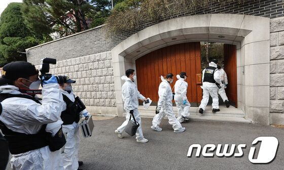 전두환 전 대통령이 향년 90세로 사망한 23일 서울 서대문구 연희동 자택에서 과학수사대 대원들이 자택에 진입하고 있다. 2021.11.23/뉴스1 © News1 이성철 기자