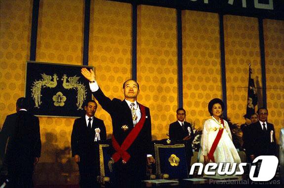 본문 이미지 - 제11·12대 대통령을 지난 전두환 전 대통령이 23일 사망했다. 향년 90세. 전두환 전 대통령이 1980년 제11대 대통령 취임식에서 인사하는 모습. (대통령기록관 홈페이지 캡처) 2021.11.23/뉴스1