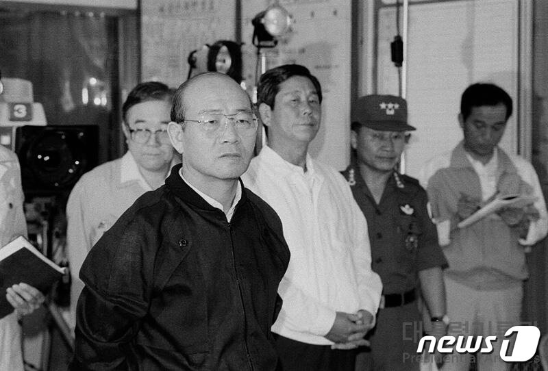 본문 이미지 - 제11·12대 대통령을 지난 전두환 전 대통령이 23일 사망했다. 향년 90세. 전두환 전 대통령이 1987년 중앙재해대책본부를 시찰하는 모습. (대통령기록관 홈페이지 캡처) 2021.11.23/뉴스1