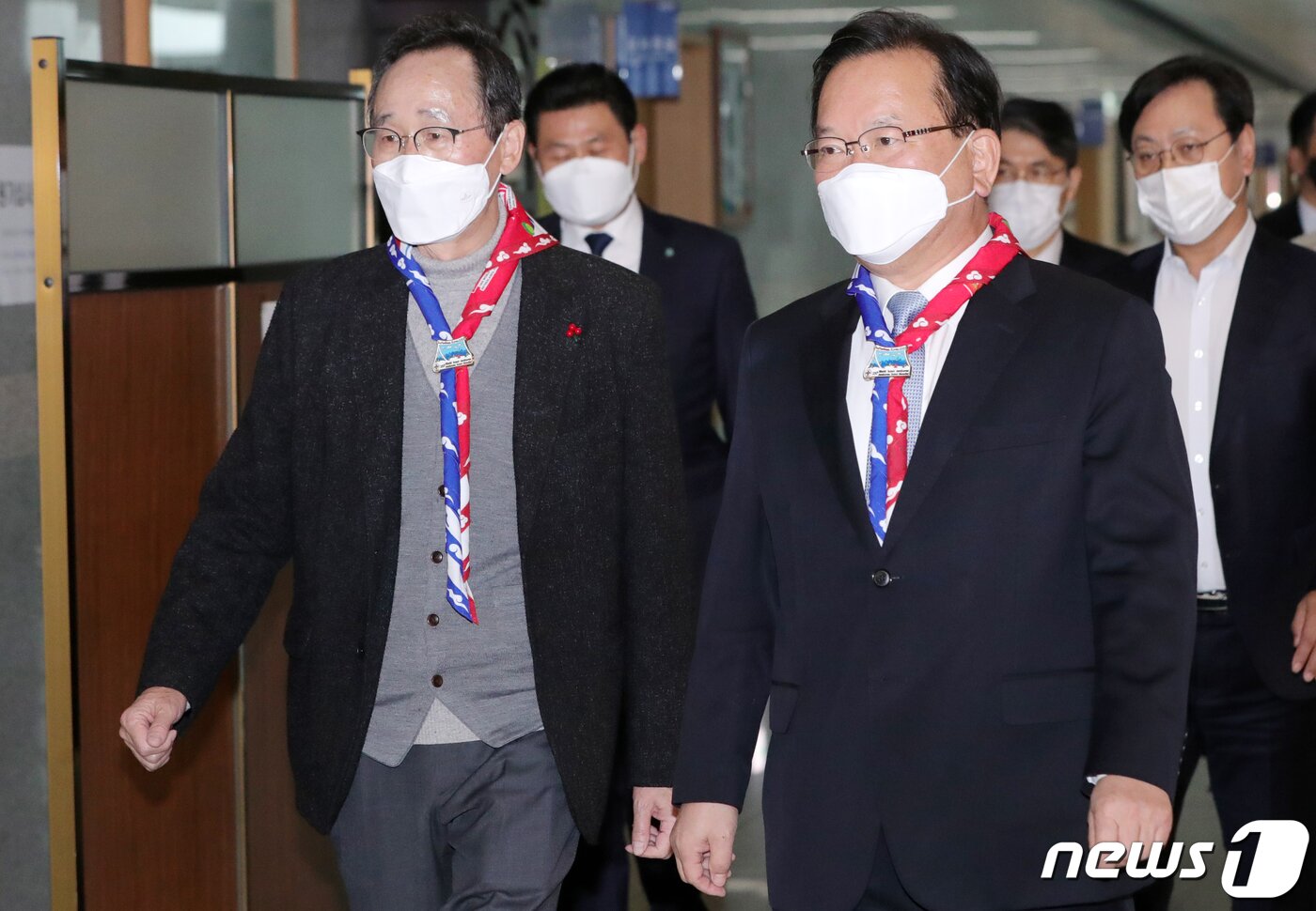본문 이미지 - 김부겸 국무총리&#40;오른쪽&#41;가 23일 전북 전주시 전북도청에서 열린 &#39;2023 새만금&#40;제25회 세계스카우트잼버리&#41; 제1차 정부지원위원회&#39; 참석을 위해 송하진 전북도지사와 장내로 향하고 있다. 2021.11.23/뉴스1 ⓒ News1 유경석 기자