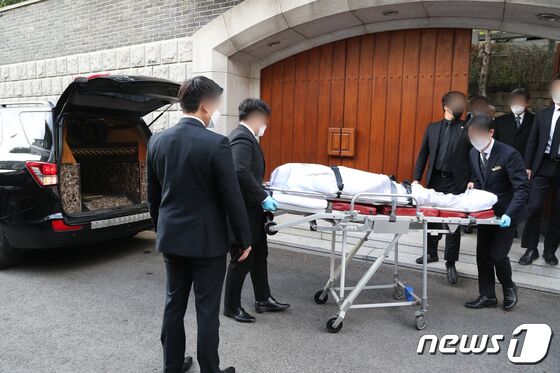전두환 전 대통령이 별세한 23일 오후 서울 서대문구 연희동 자택에서 고인이 운구차로 향하고 있다. 2021.11.23/뉴스1 © News1 이재명 기자