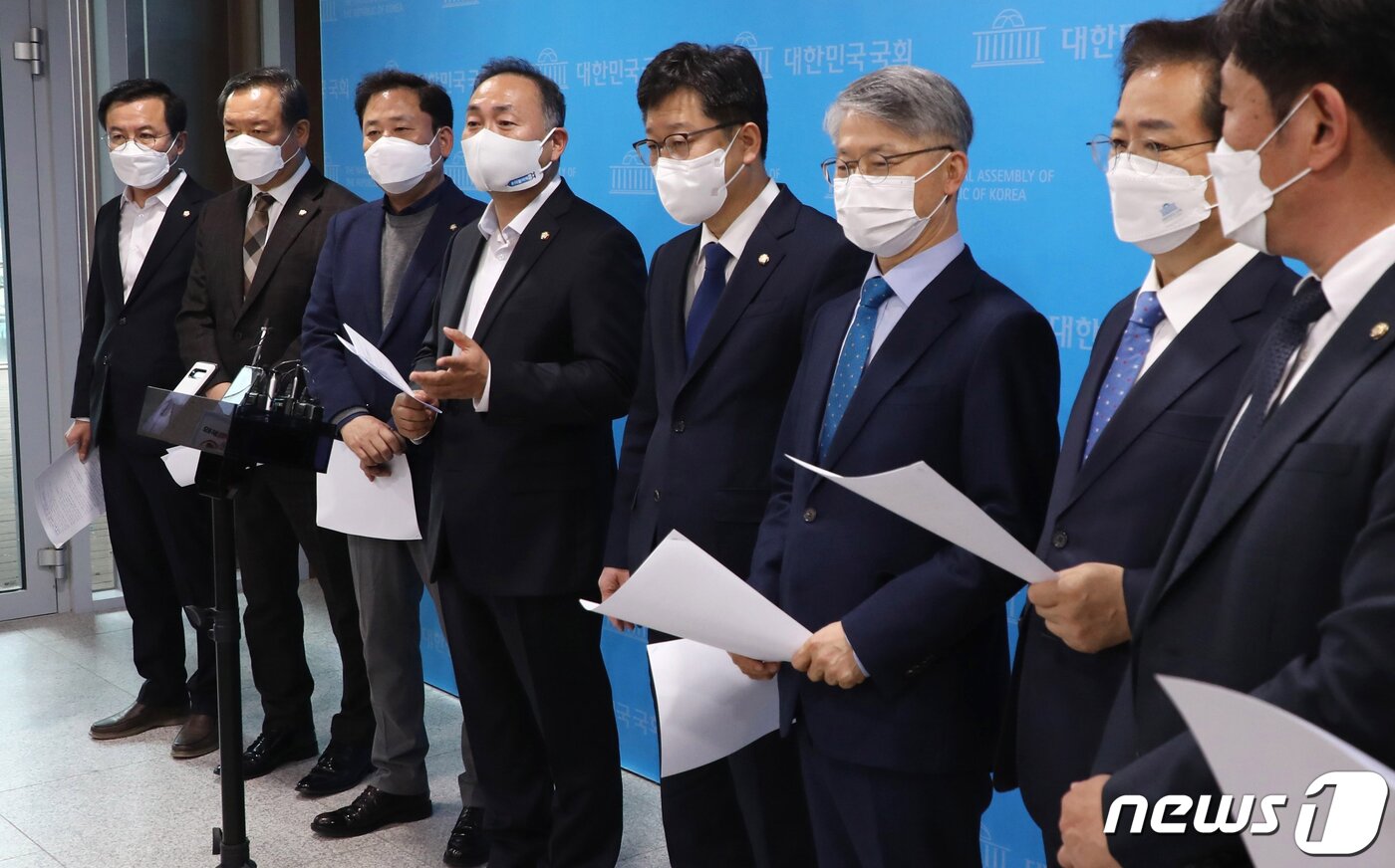 본문 이미지 - 김원이 더불어민주당 의원이 23일 서울 여의도 국회 소통관에서 전두환씨 사망관련 호남지역 국회의원 기자회견을 마친 뒤 취재진의 질문에 답하고 있다. 2021.11.23/뉴스1 ⓒ News1 오대일 기자