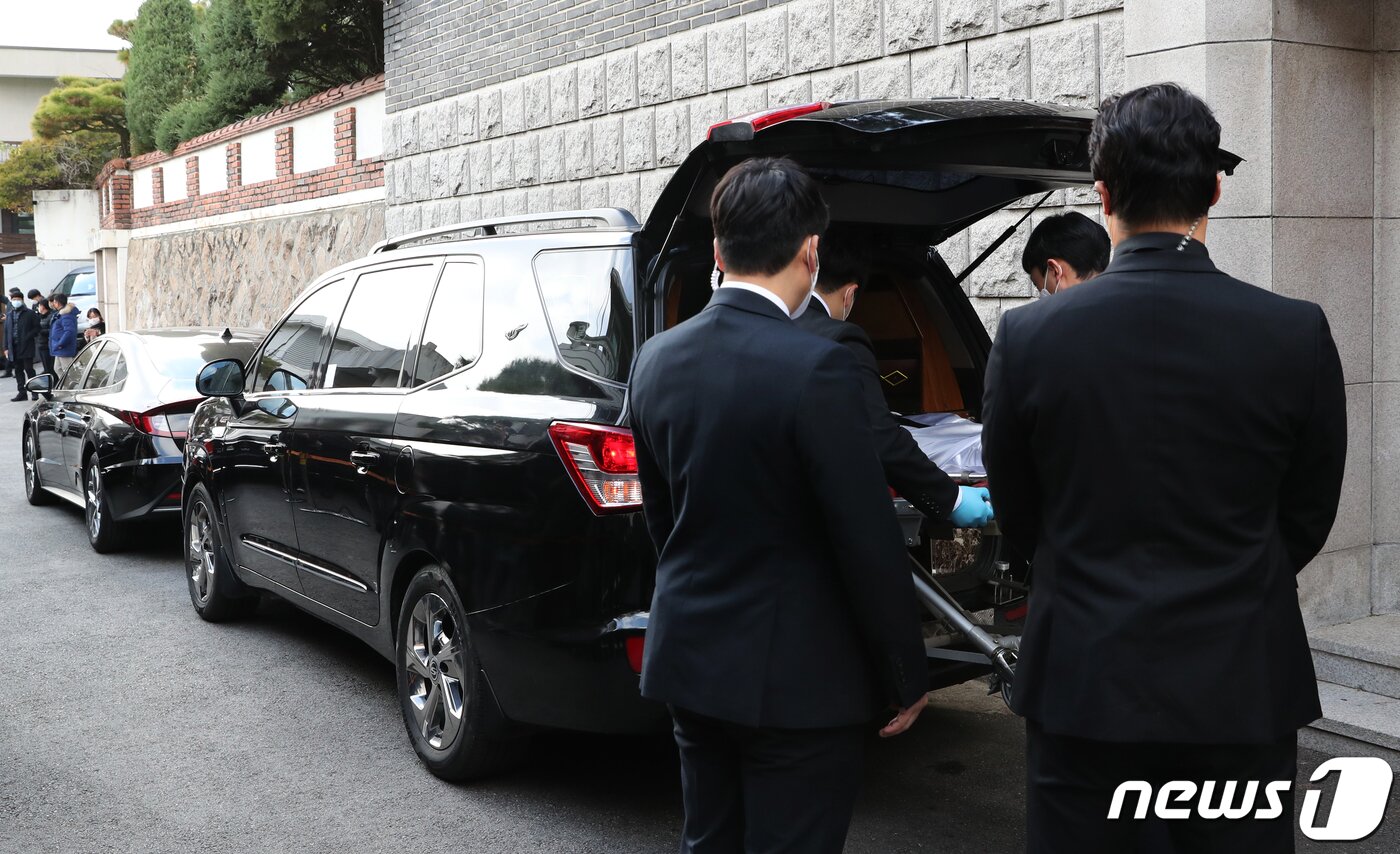 본문 이미지 - 전두환 전 대통령이 별세한 23일 오후 서울 서대문구 연희동 자택에서 고인이 운구차로 향하고 있다. 2021.11.23/뉴스1 ⓒ News1 이재명 기자