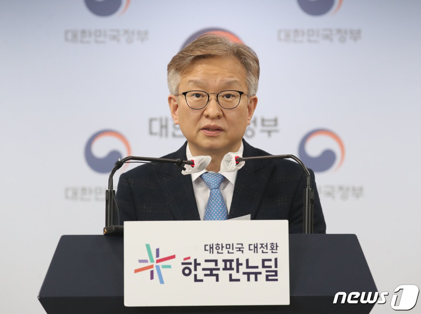 본문 이미지 - 권칠승 중소벤처기업부 장관이 23일 오후 서울 종로구 정부서울청사에서 코로나19 피해 소상공인 회복지원 방안 브리핑을 하고 있다. 2021.11.23/뉴스1 ⓒ News1 송원영 기자