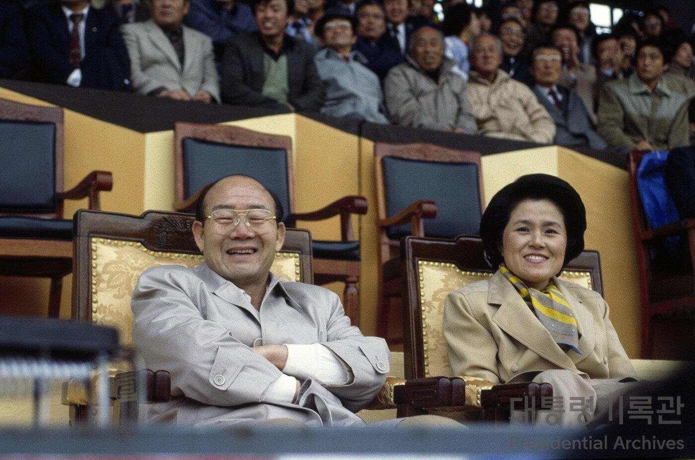 본문 이미지 - 프로축구 경기를 관전하는 전두환 전 대통령 내외.(대통령기록관 제공) ⓒ 뉴스1